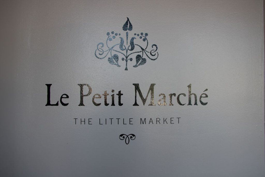 Le Petit Marche sign